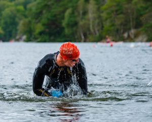 Swimrunner tittar bakåt i Skatås sjöar