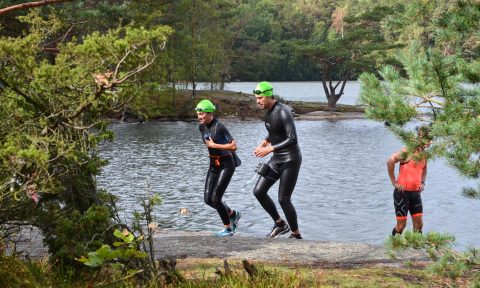 Två swimrunners på Brattklevs udde